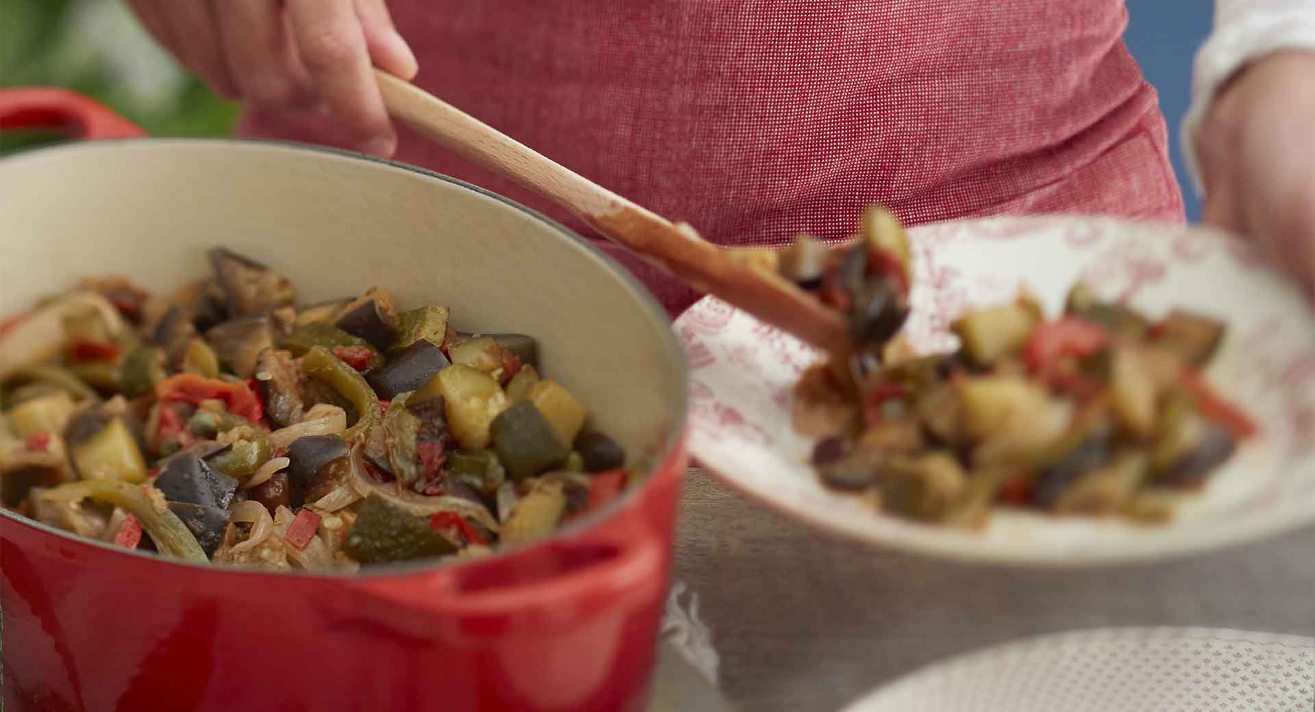 Recept Opinel Sezonski Ratatouille  z dodatkom kaper, rozin in kisa